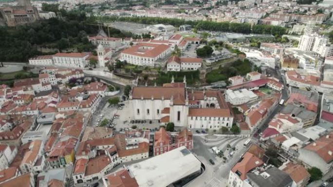 葡萄牙市中心的莱里亚大教堂和城堡上的视差