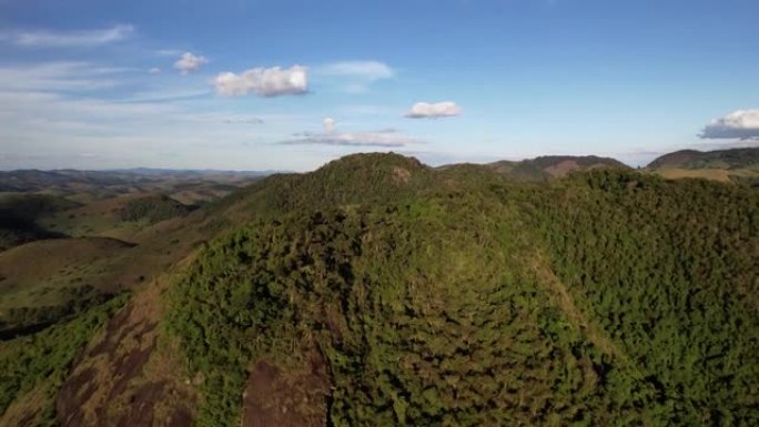 飞越巴西东南部原生森林的山顶