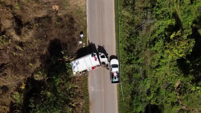 道路上卡车事故的4k鸟瞰图