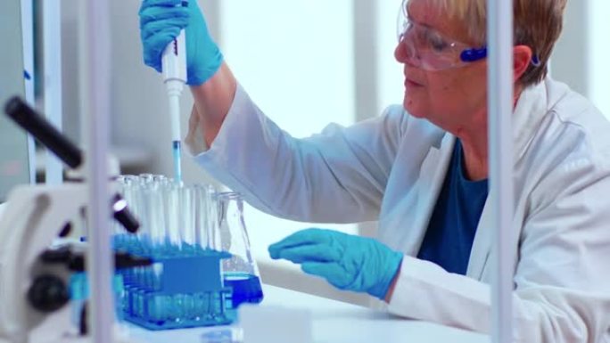医学实验室的科学家正在用微量吸管检查药物发现