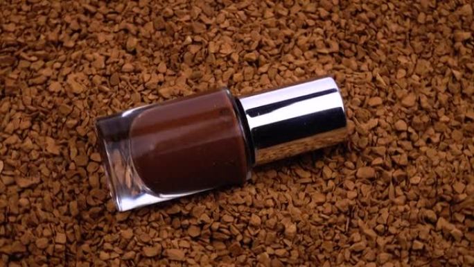 棕色指甲油和速溶咖啡