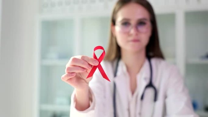 医生展示红丝带治疗和抗击艾滋病和艾滋病毒