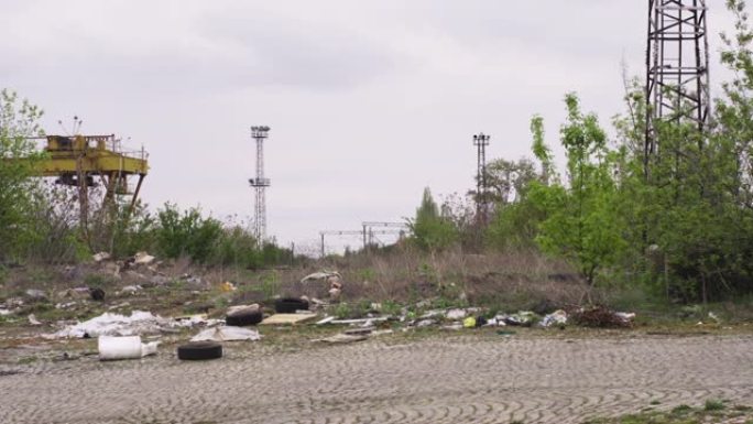 东欧后共产主义保加利亚的旧工厂大楼附近的垃圾场。