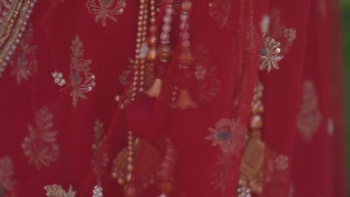 在传统的印度婚礼上，新郎将文化神圣的线绑在新娘的手上。印度婚礼仪式。