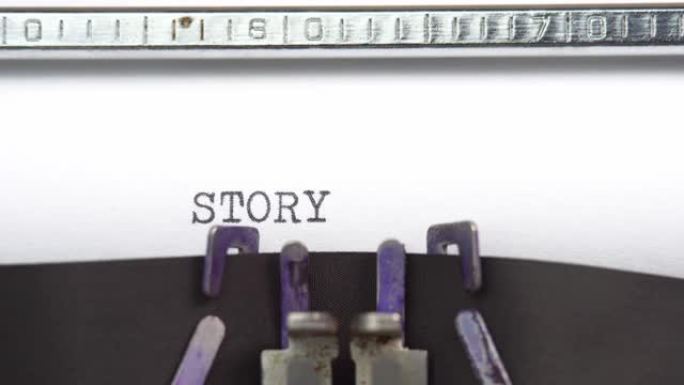 故事单词特写正在打字，并以老式打字机机械的纸张为中心
