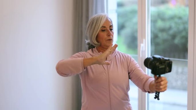 熟女白发博主在家录制运动视频-瑜伽老师授课在线课-