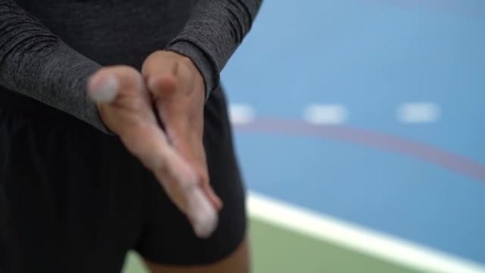 运动员的手在锻炼前使用粉笔粉以保持手和手掌无汗