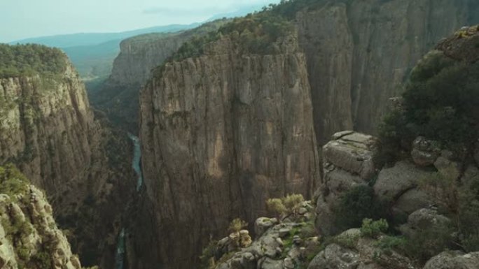 土耳其美丽、深邃、巨大、令人惊叹的塔兹峡谷全景，电影镜头自然景观。自然奇迹，山谷景观，森林和树木，地