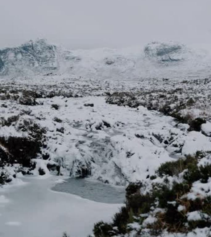 冰冷的河流流经苏格兰高地