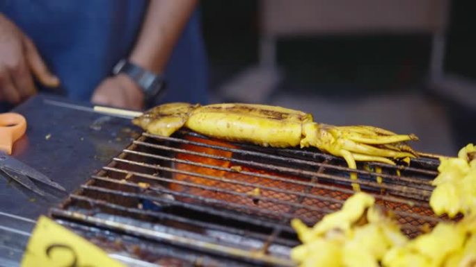 在热烤架上煮熟的大鱿鱼串