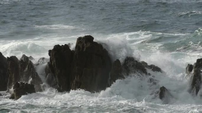 大浪撞击海洋中的岩石南非甘斯拜