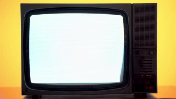黄色背景的老式电视，电视显示屏上闪烁的屏幕和水平条纹，古董电视上的卫星信号不良，损坏的电视有噪音和监