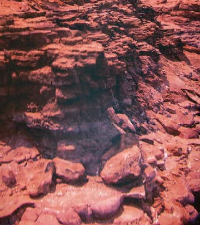 红色星球火星干旱悬崖的无人机飞行视图垂直视频