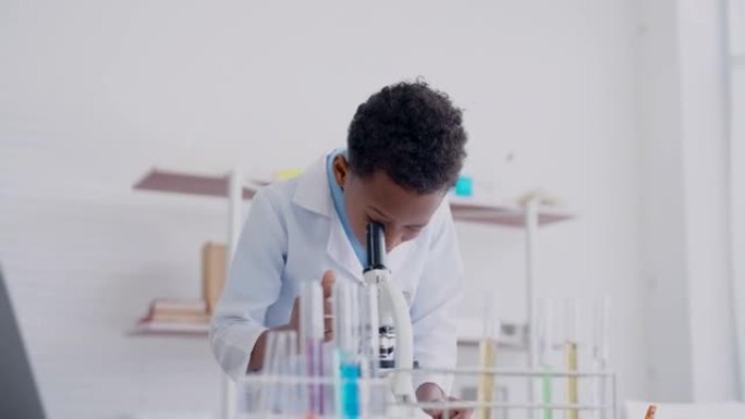 4K，男学生，在科学课上穿白胶衬衫，为了能在现实生活中使用科学课上的化学实验，用你的手在转盘上放大物