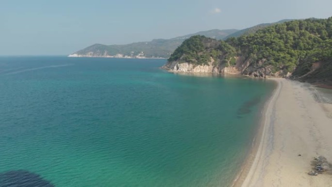 希腊无人机景观下的斯基亚索斯岛的海滩