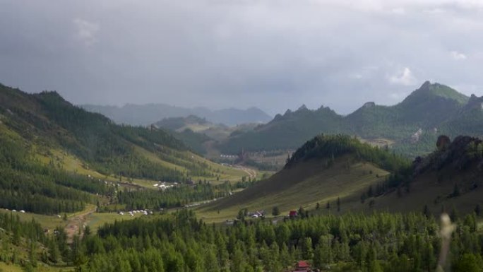 泰勒吉国家公园景观，蒙古山脊山脉。山谷概览，背景是引人注目的天空。