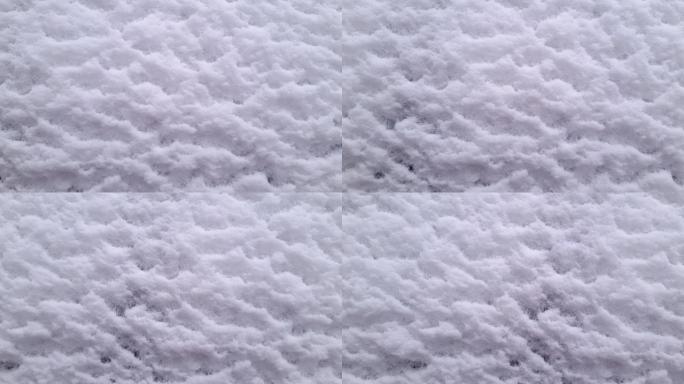 垂直表面上新下落的蓬松雪层的纹理