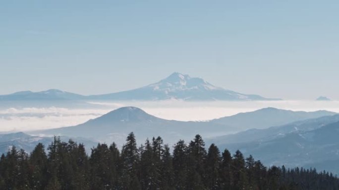 从俄勒冈州阿什兰山观看的沙斯塔山