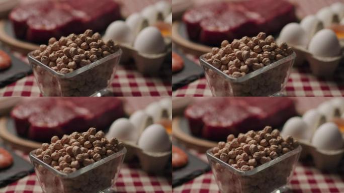 碗里的鹰嘴豆和蛋白质食物放在桌子上。蛋白质含量高的产品。