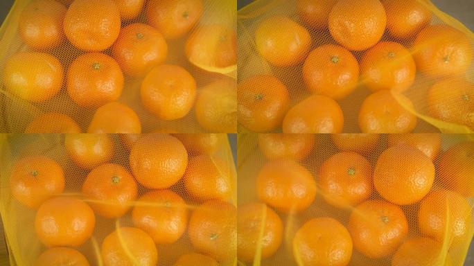 网眼中的健康橙子。