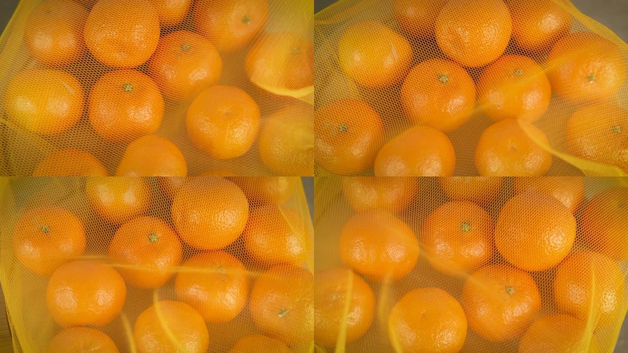 网眼中的健康橙子。