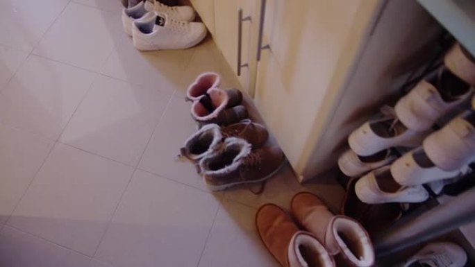 衣柜地板上的各种鞋子