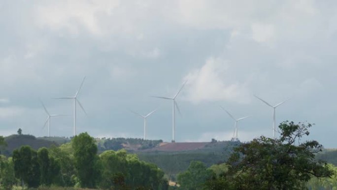 风力涡轮机在山上、白天的天空、可再生和清洁能源上发电。减少碳排放为未来的概念，拍摄距离很远。