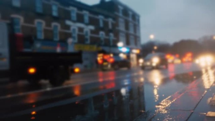 伦敦金融城多雨的夜晚，水坑里看到了交通的倒影