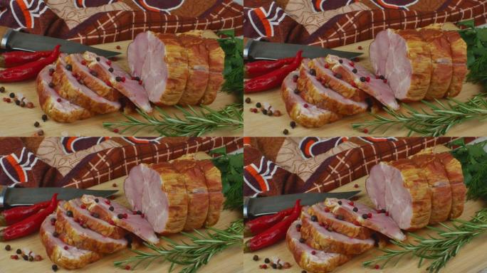 在木制切菜板上，切成薄片的多汁猪肉火腿，雕刻刀，红辣椒，多色多香果，欧芹，莳萝和罗勒。美味猪肉产品的