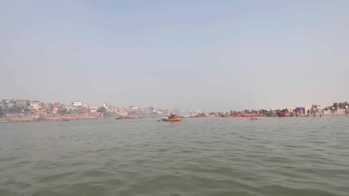 瓦拉纳西·巴纳拉斯船上的人游客在印度瓦拉纳西，北方邦，印度，11月29日，2022