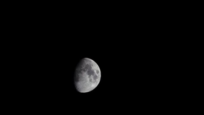月亮，延时，夜空，从屏幕的底部移动到顶部，满月从左到右在晴朗的天空中没有云，地球发光的月亮