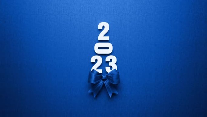 2023和蓝色领结在蓝色背景上形成圣诞树4 k分辨率