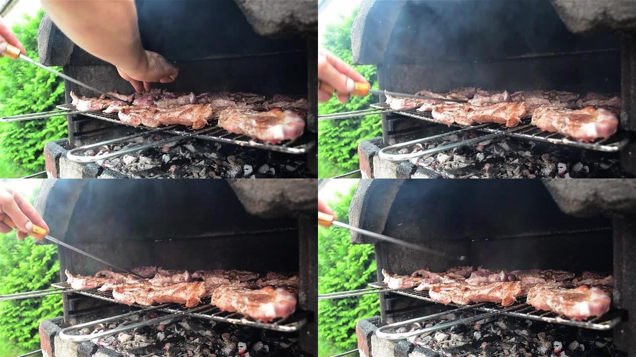 厨师带着一块长叉子的肉回来，把烤架炒