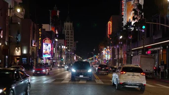 夜间在洛杉矶好莱坞大道空无一人的好莱坞星光大道。