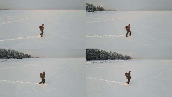 一个背着背包的旅行者走过深雪