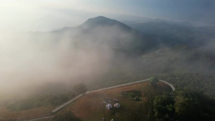 无人机在雾天的山峰上的露营地的空中景观