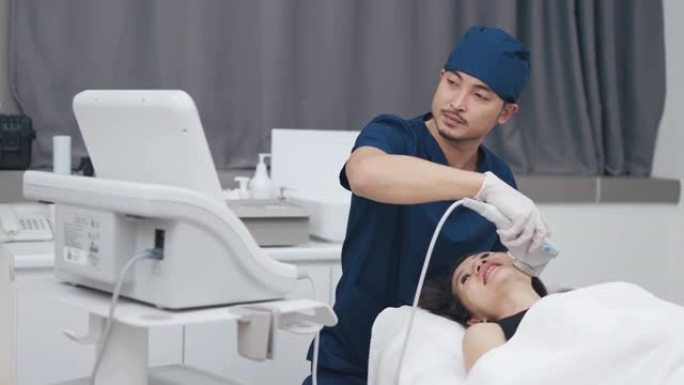 亚洲中国男性美学家在患者面部使用超声SMAS瘦脸