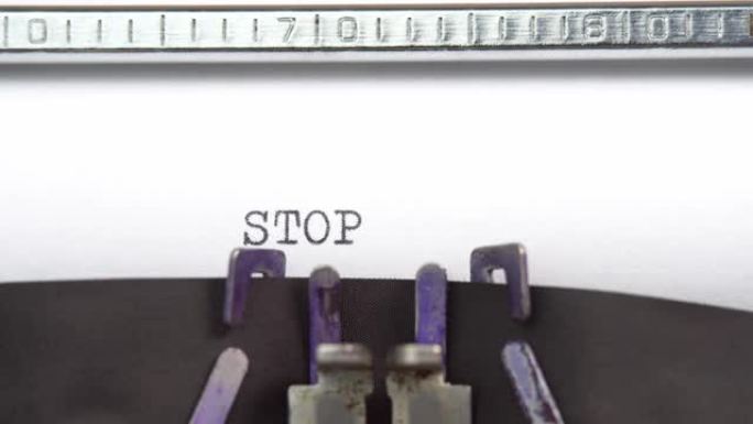 停止单词特写正在打字，并以老式打字机机械的纸张为中心