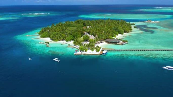 热带岛屿，有水勒别墅和椰树，蓝色泻湖，法属波利尼西亚大溪地波拉波拉岛的白色沙滩。空中无人机视图。