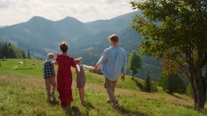 回头看一家人走在山上小山阳光明媚的日子。暑假一起过。