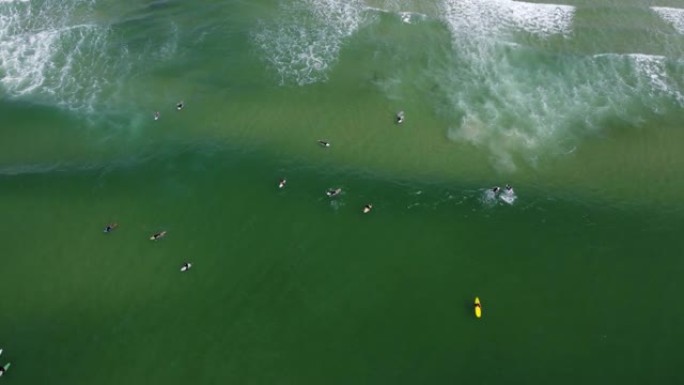 海上冲浪者顶视海浪浪花浪排