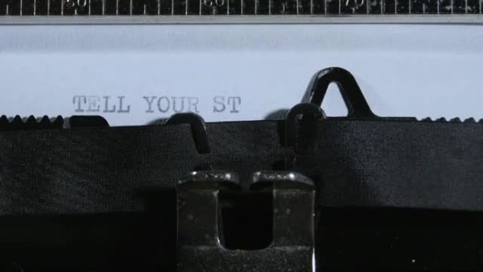 打字用一台旧的手动打字机讲述你的故事