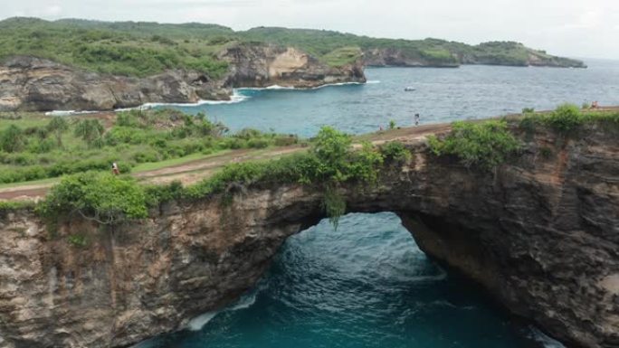 巴厘岛破碎海滩的拱形隧道