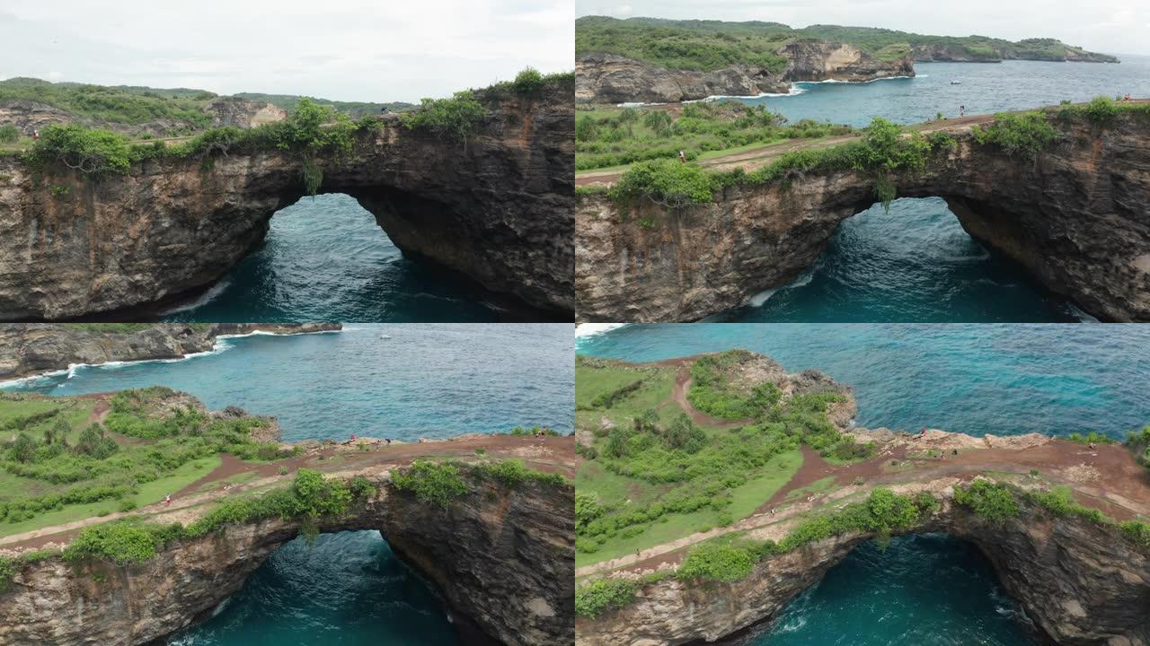巴厘岛破碎海滩的拱形隧道