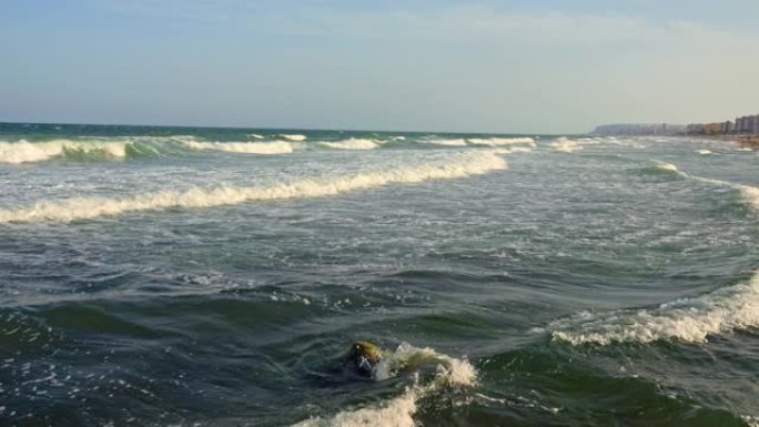 非常汹涌的大海。风暴。在晴朗的天气里，强烈的泡沫海浪撞击海岸。完美的背景。向海浪冲去。海上地平线。版