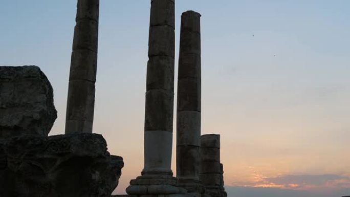 约旦安曼城堡的赫拉克勒斯神庙晚间拍摄