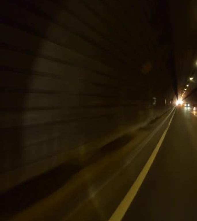 开车穿过隧道开车