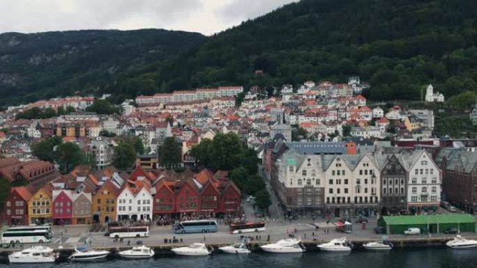 卑尔根市色彩缤纷的建筑鸟瞰图