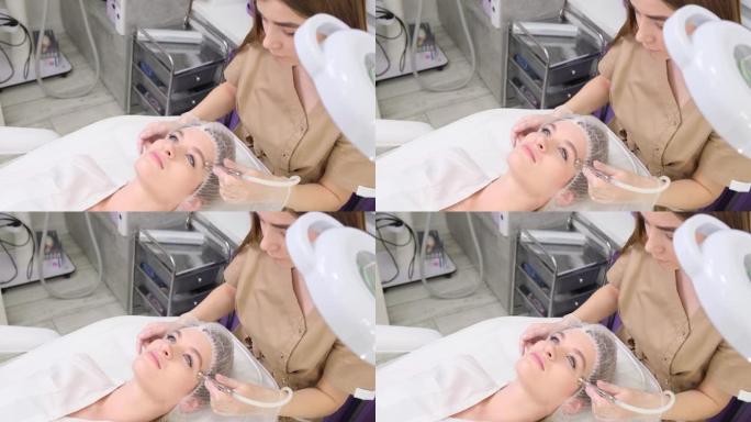 美容师执行钻石磨皮面部抛光程序。4k视频