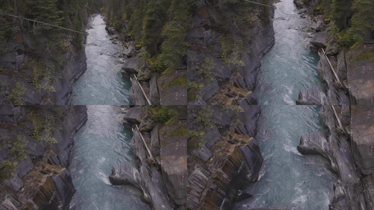 淡水涌入峡谷。加拿大自然背景。
